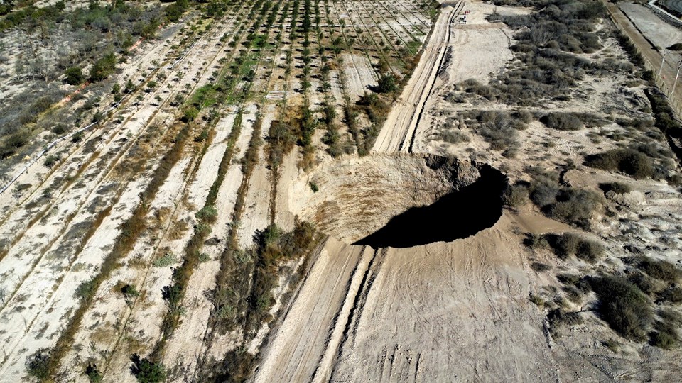 Şili'de bir madende keşfedilen çukurun çapının yaklaşık 25 metre olduğu belirtildi.