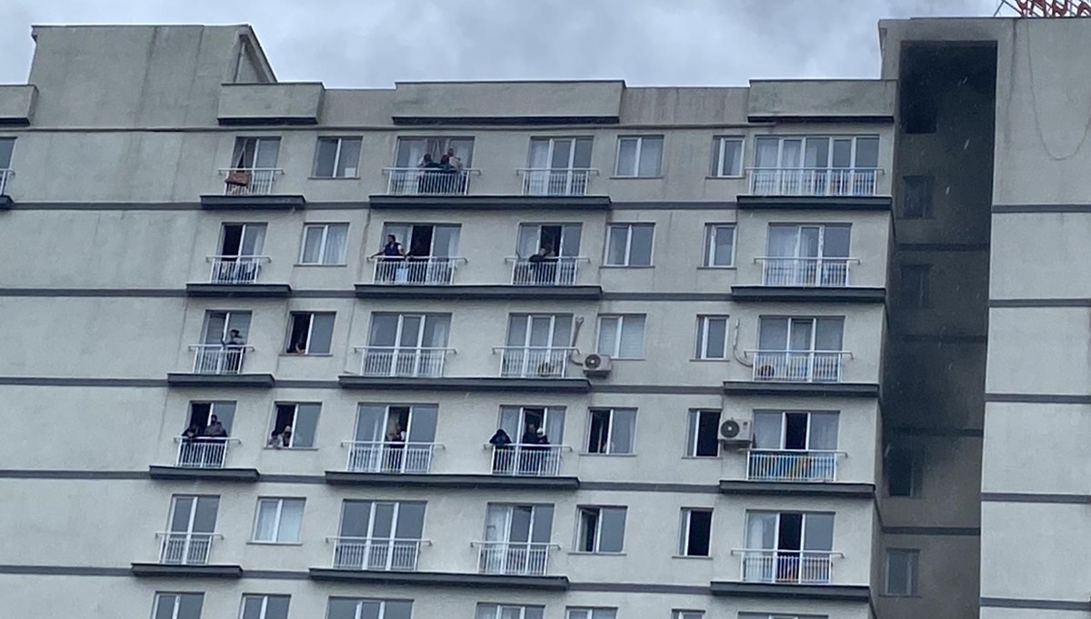 Esenyurt'ta 18 katlı binada yangın