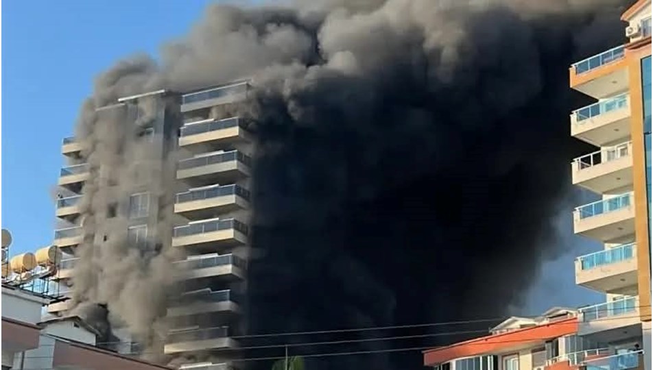 Antalya'da 12 katlı otel inşaatında yangın: Mahsur kalan işçiler kurtarıldı