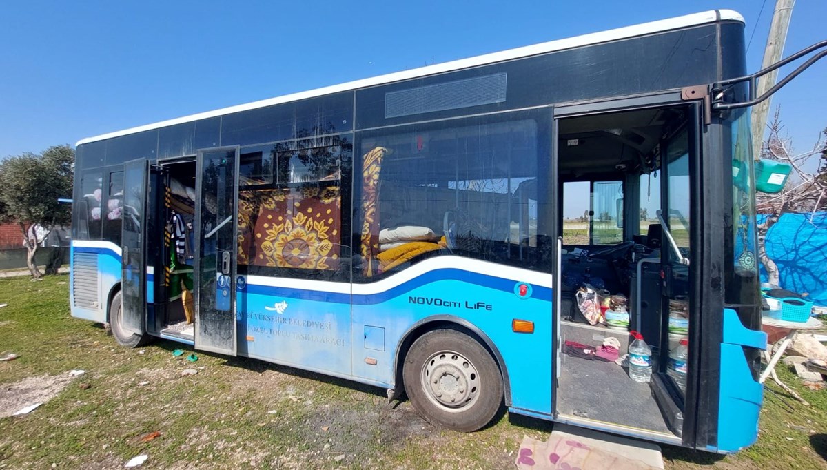 Şoförlük yaptığı otobüs, depremden sonra evi oldu Şoförlük yaptığı otobüs, depremden sonra evi oldu