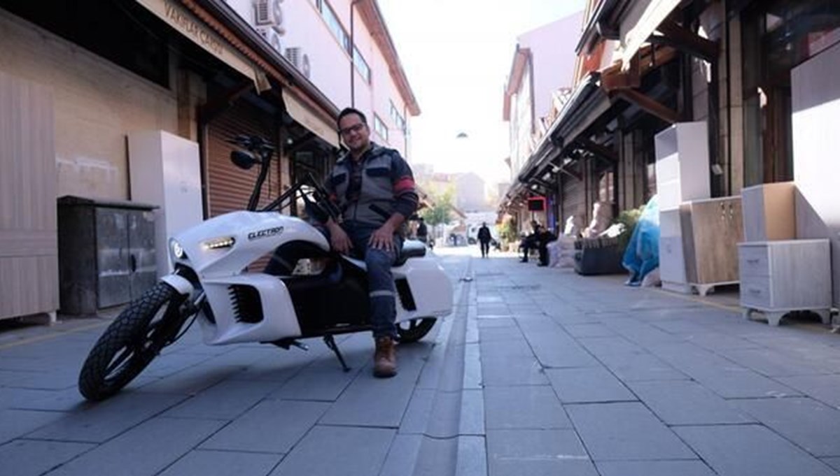Evinde kendi tasarladığı elektrikli bisikleti yaptı