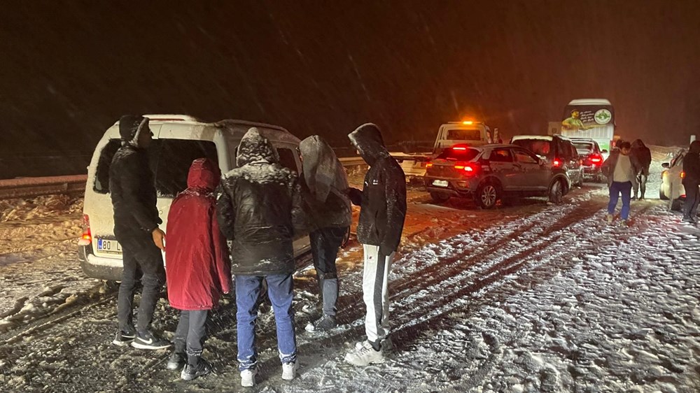 Ulaşıma kar engeli: Araçlar yolda kaldı, kazalar nedeniyle trafik durdu - 3