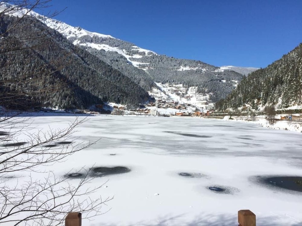 Beyaz örtüyle kaplanan Uzungöl buz tuttu - 3