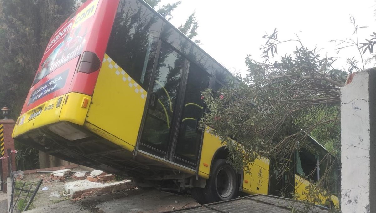 İETT otobüsü kaza yaptı İETT otobüsü kaza yaptı