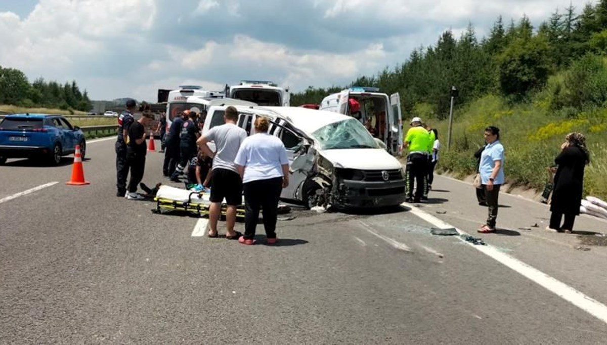 TEM'de minibüs takla attı: Ölü ve yaralılar var