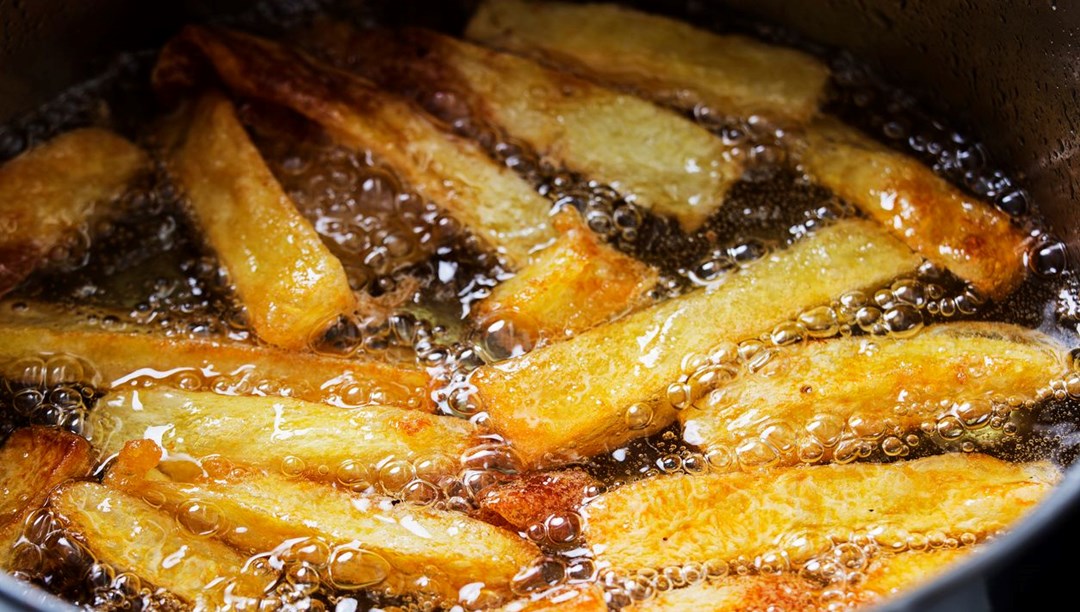 Çıtır çıtır patates kızartmasının sırrı buymuş! İçine 1 kaşık eklemek yetiyor: Dışarıda yapılanlardan 10 kat daha fazla lezzetli oluyor