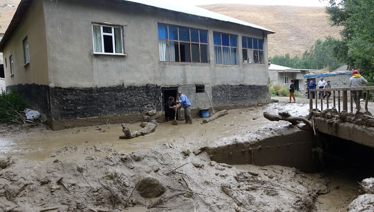 Hakkari'de yağmur yağmayan köyü yayladan gelen su bastı