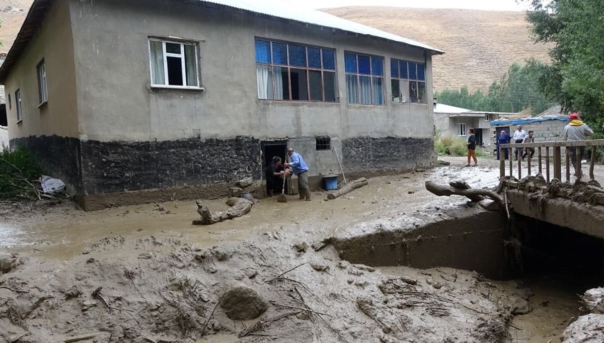 Hakkari'de yağmur yağmayan köyü yayladan gelen su bastı Hakkari'de yağmur yağmayan köyü yayladan gelen su bastı