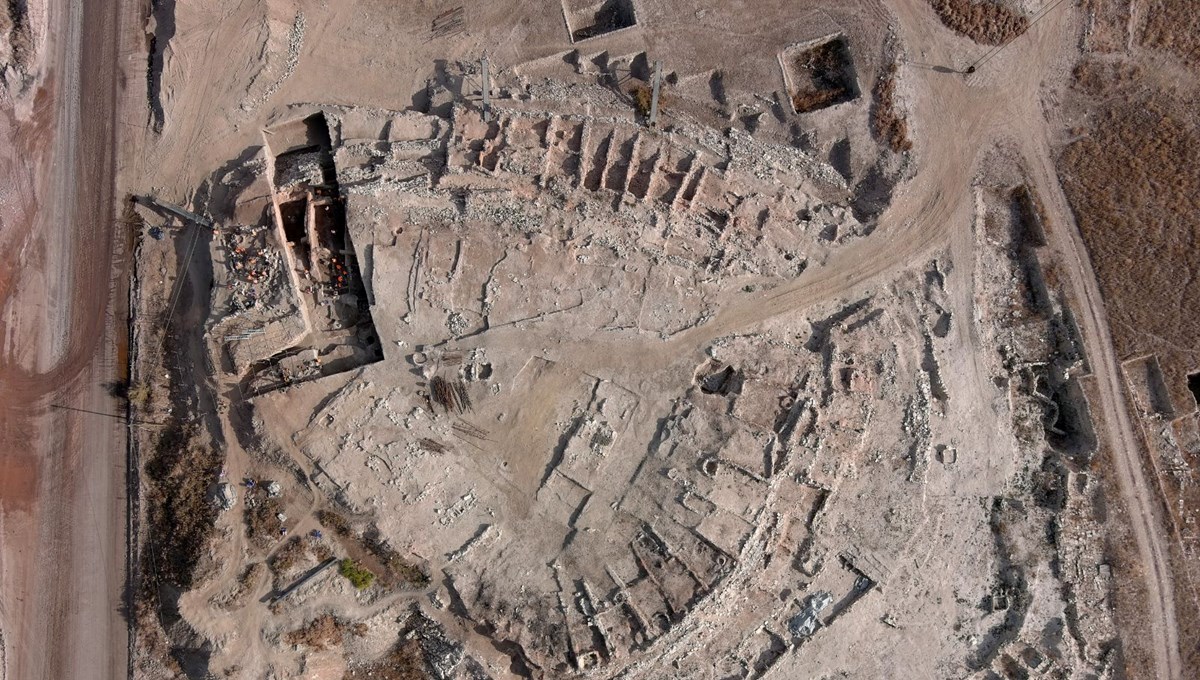 Seyitömer Höyüğü'nde haşhaş ve nohut taneleri bulundu Seyitömer Höyüğü'nde haşhaş ve nohut taneleri bulundu