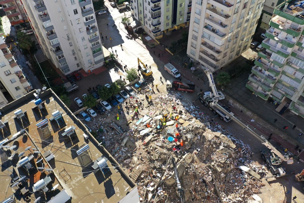 Deprem bölgesinden çarpıcı fotoğraflar: Binalar yerle bir oldu! - 11
