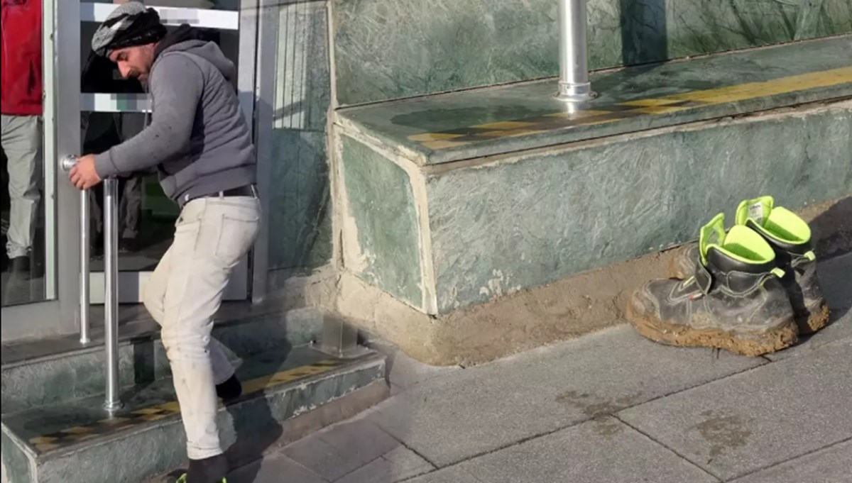 Yozgat'ta inşaat işçisi bankaya çamurlu ayakkabısını çıkarıp girdi Yozgat'ta inşaat işçisi bankaya çamurlu ayakkabısını çıkarıp girdi