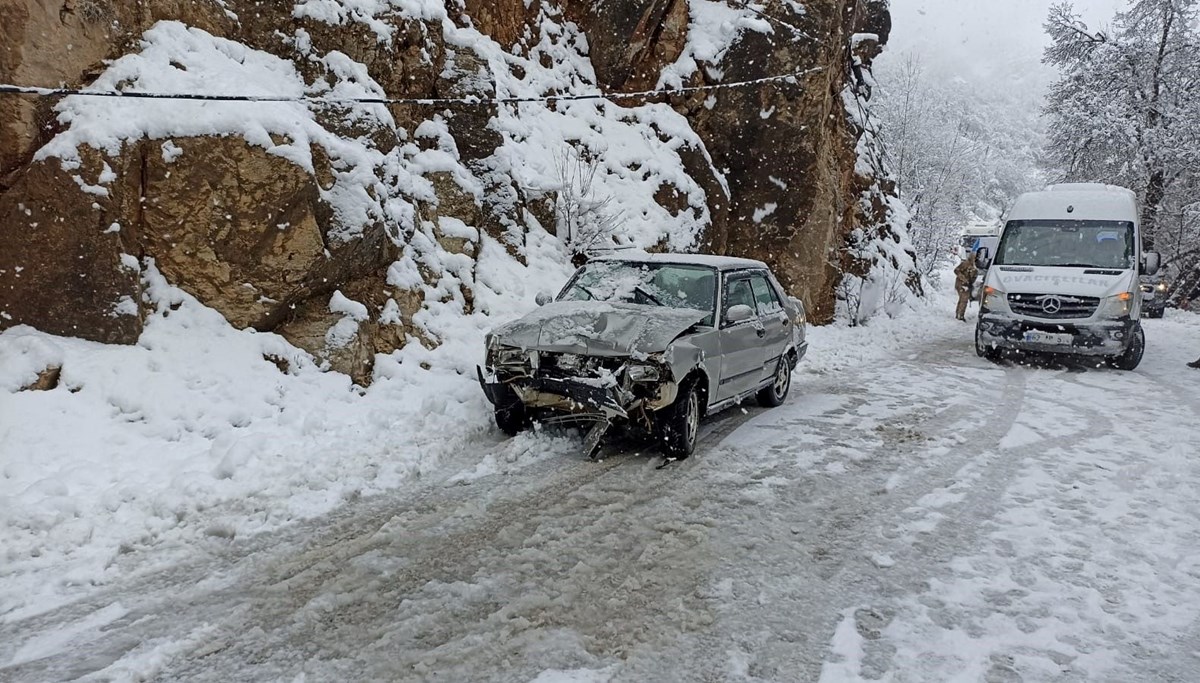 Tunceli’de kayganlaşan yolda kaza: 3 yaralı