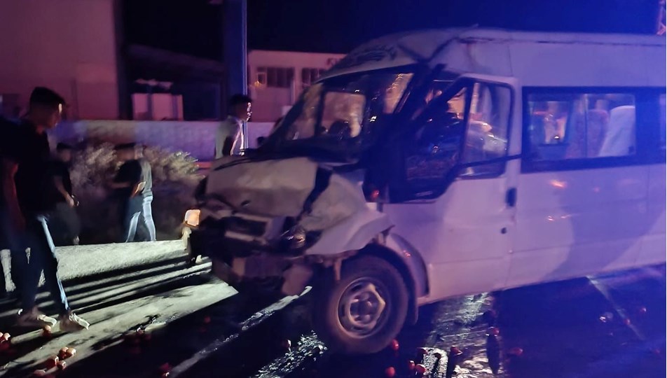 Minibüs domates yüklü traktöre çarptı: 10 yaralı