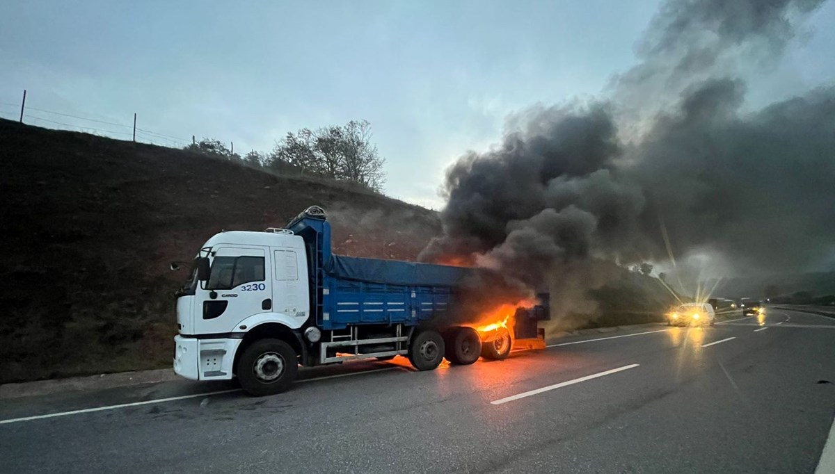 Düzce'de seyir halindeki kamyonda yangın Düzce'de seyir halindeki kamyonda yangın