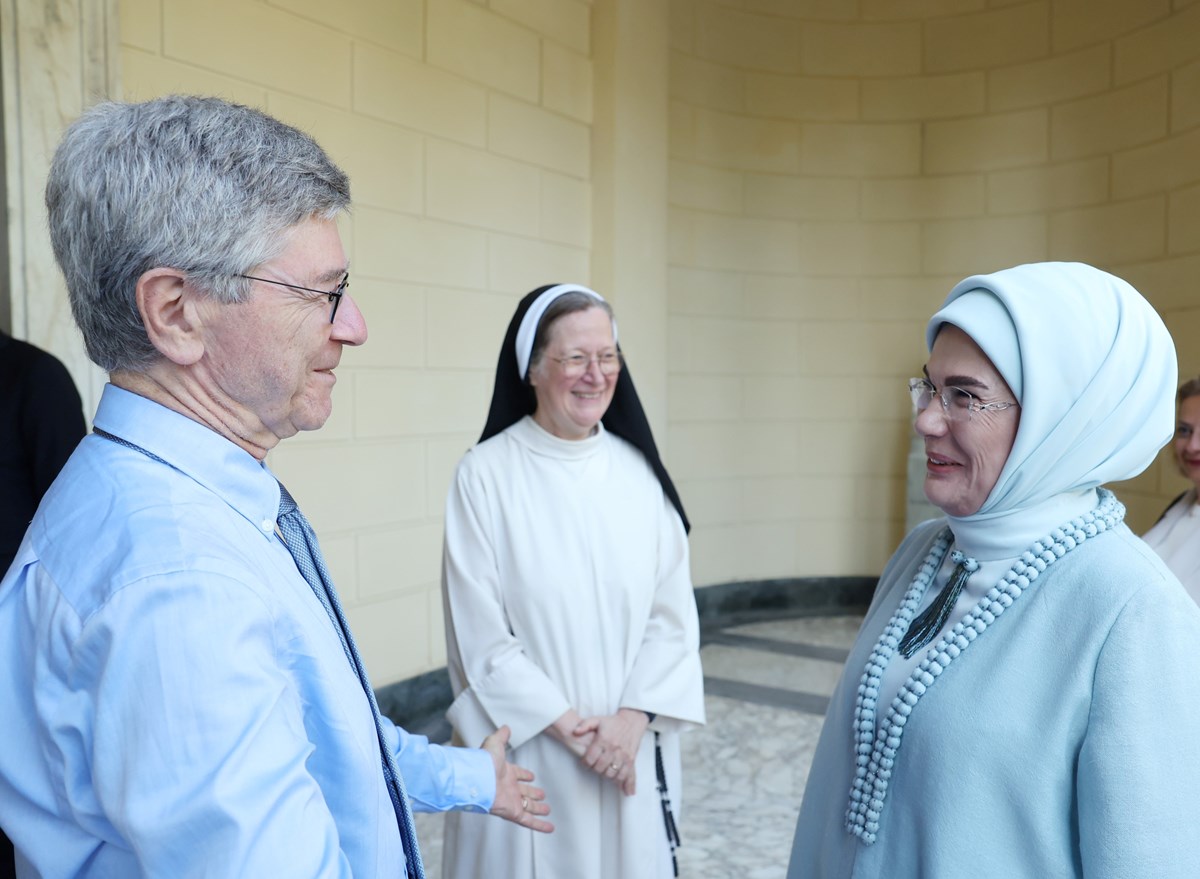 BM Sürdürülebilir Kalkınma Çözümleri Ağı Başkanı Prof. Jeffrey Sachs, Rahibe Helen Alfrod ve Emine Erdoğan.