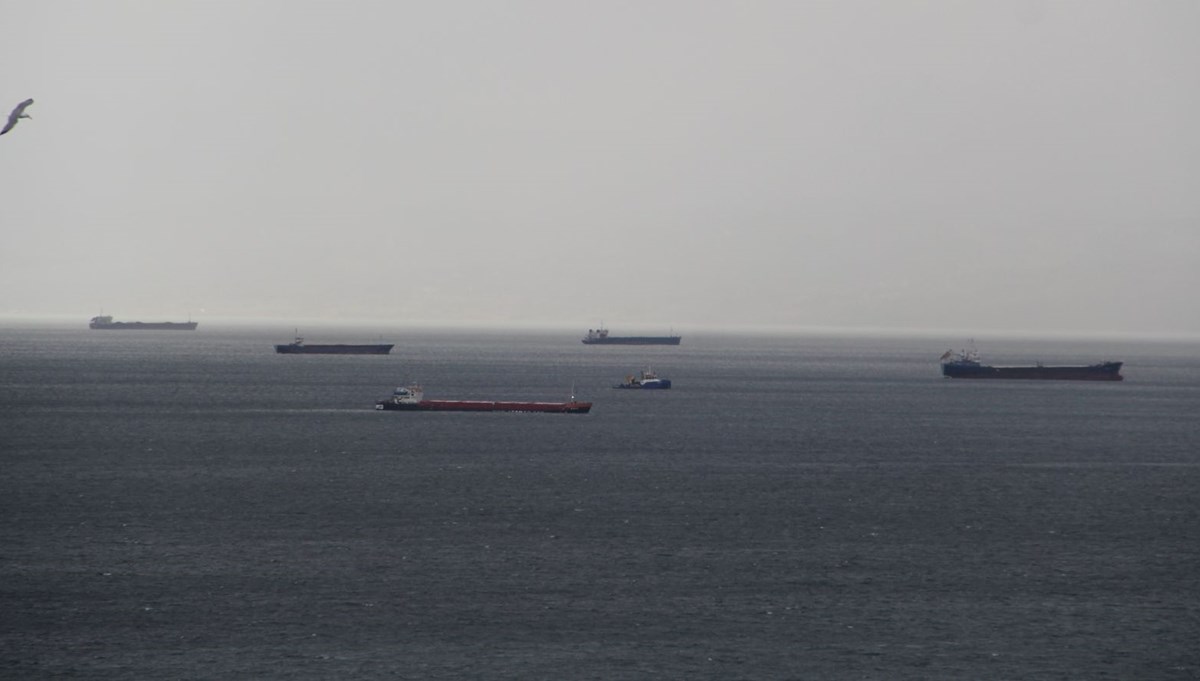 Karadeniz'de fırtına: Gemiler Sinop Limanı'na demirledi Karadeniz'de fırtına: Gemiler Sinop Limanı'na demirledi