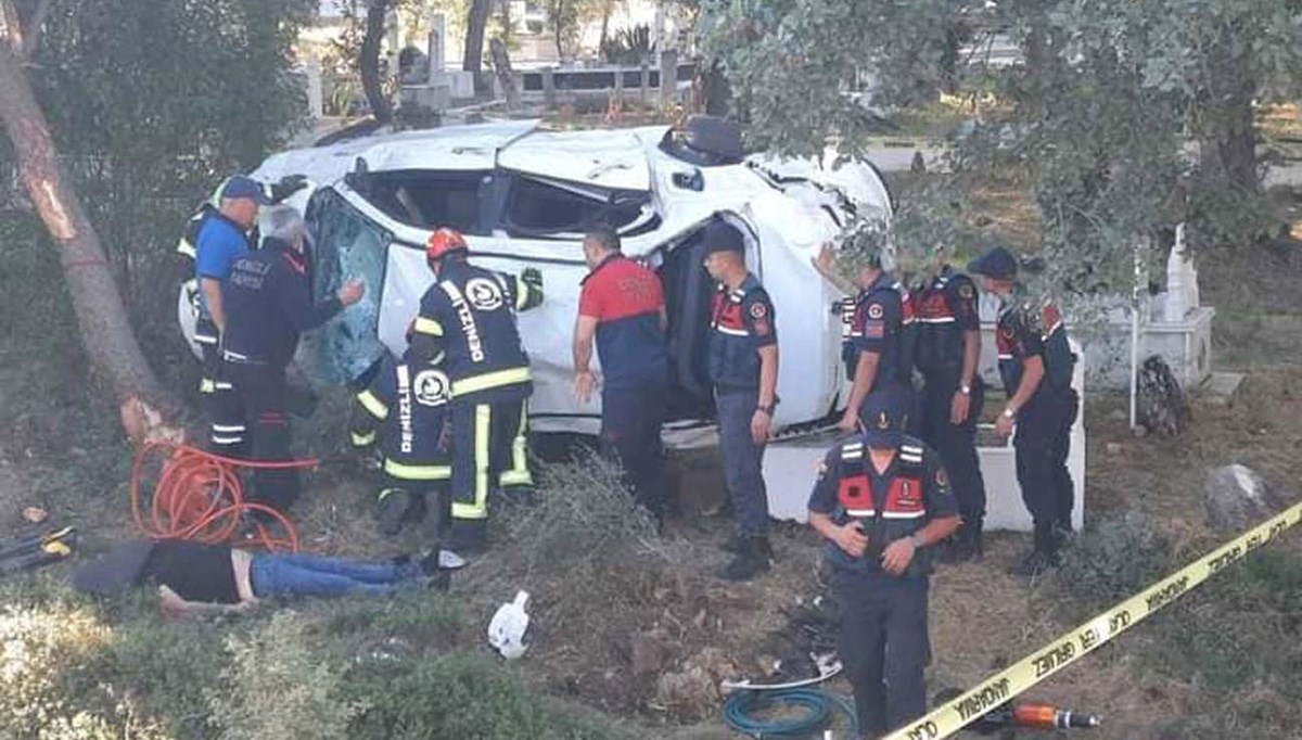 Otomobil, elektrikli bisiklete çarpıp mezarlığa yuvarlandı: 3 ölü Otomobil, elektrikli bisiklete çarpıp mezarlığa yuvarlandı: 3 ölü