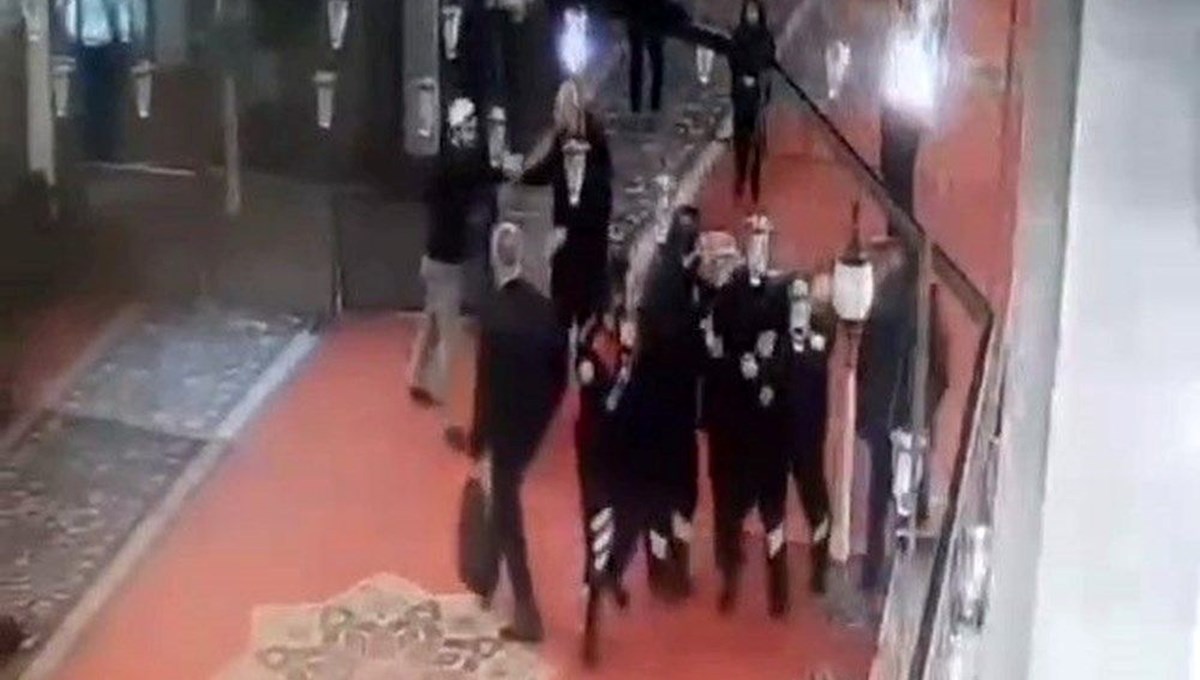 Fatih Camisi'ndeki saldırıda ilk duruşma | İmam Usta saldırı anını anlattı: ‘Hoca bir şey diyeceğim’ dedi, beni boğazlayarak bıçakladı Fatih Camisi'ndeki saldırıda ilk duruşma | İmam Usta saldırı anını anlattı: ‘Hoca bir şey diyeceğim’ dedi, beni boğazlayarak bıçakladı