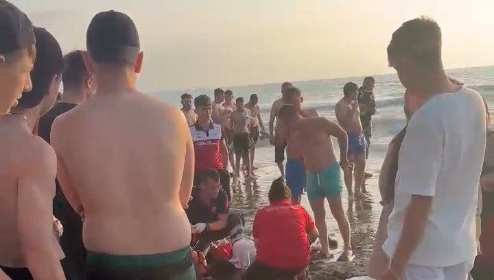 Denizdeki dalga nedeniyle ölümden döndüler