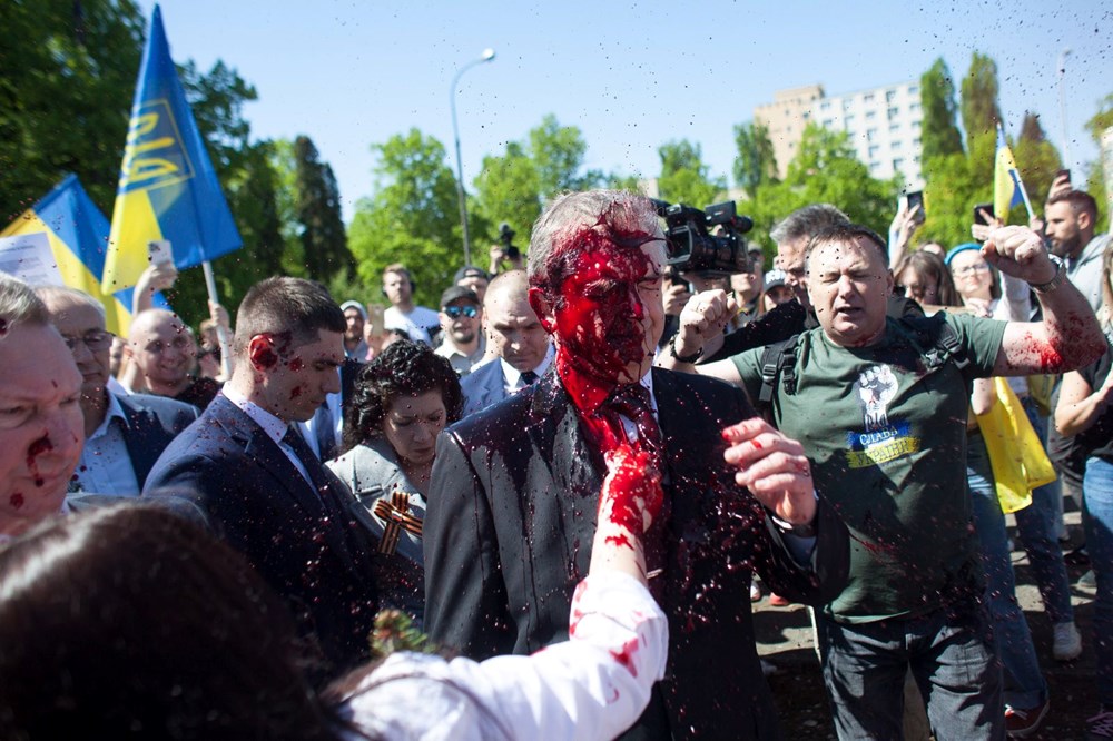 Rusya'nın Varşova Büyükelçisi Andreev'e kırmızı boyalı protesto - 2