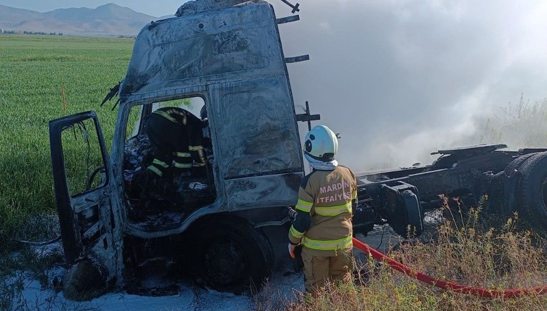 Mardin'de seyir halindeki TIR yangın