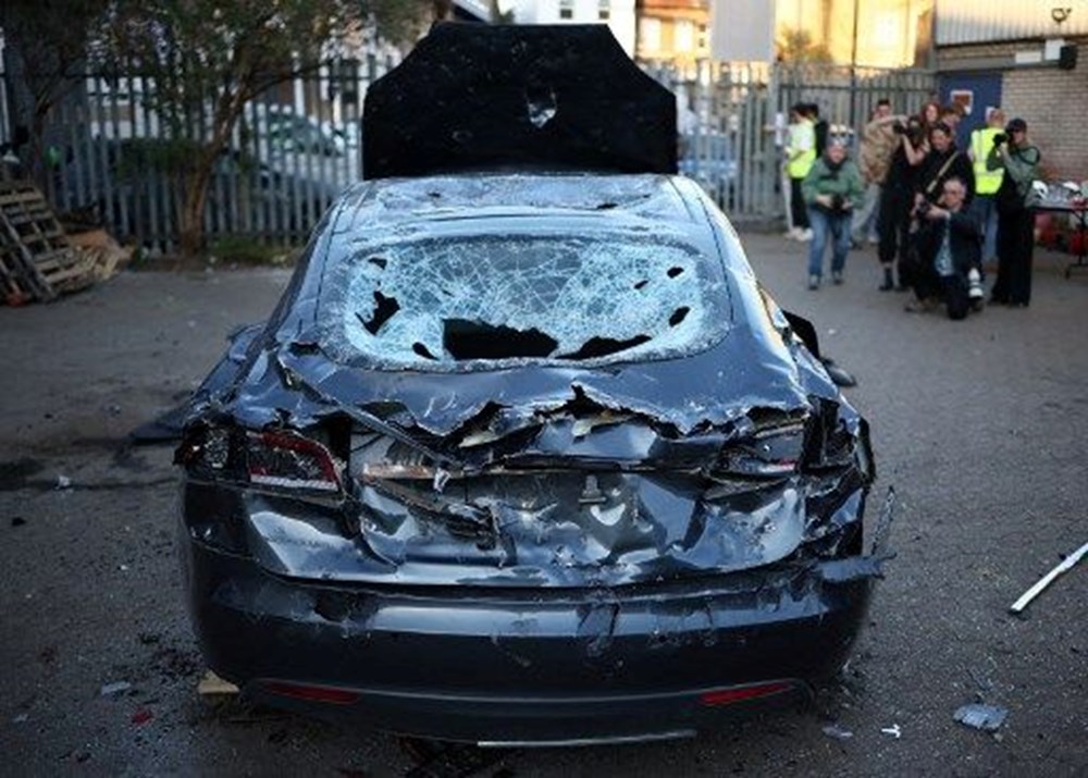 Londra'da sanat projesi: Musk'a öfkelerini Tesla aracı parçalayarak çıkardılar 74