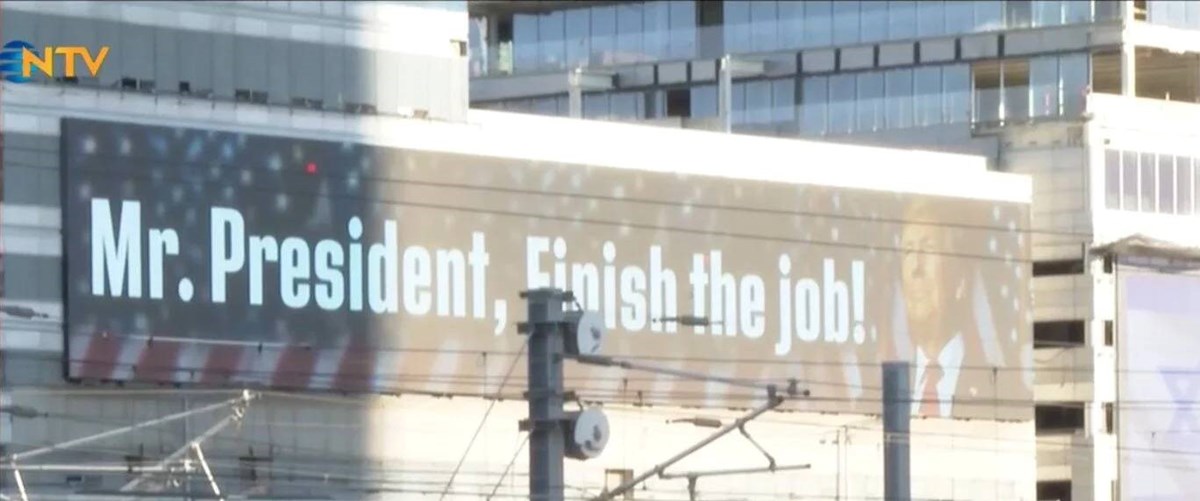 Panoda geçen hafta Mr. President, Finish the job! mesajı vardı. Panoda geçen hafta Mr. President, Finish the job! mesajı vardı.