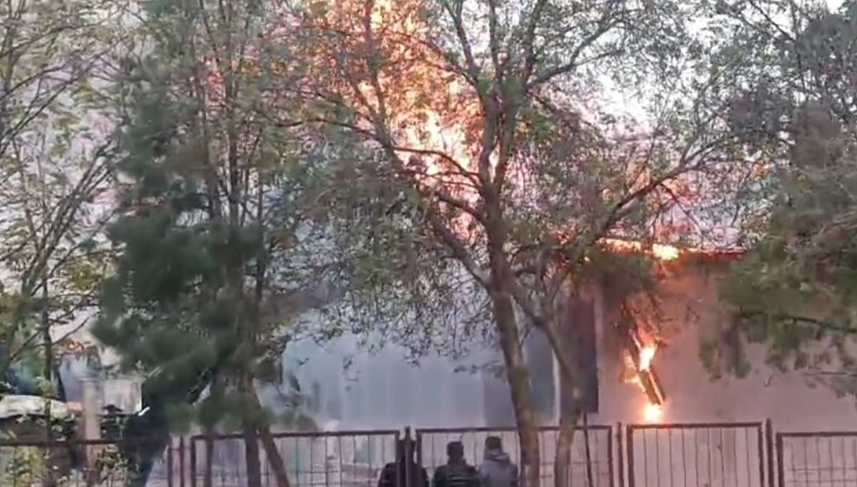 Diyarbakır’da okulda yangın paniği: 300 öğrenci tahliye edildi Diyarbakır’da okulda yangın paniği: 300 öğrenci tahliye edildi