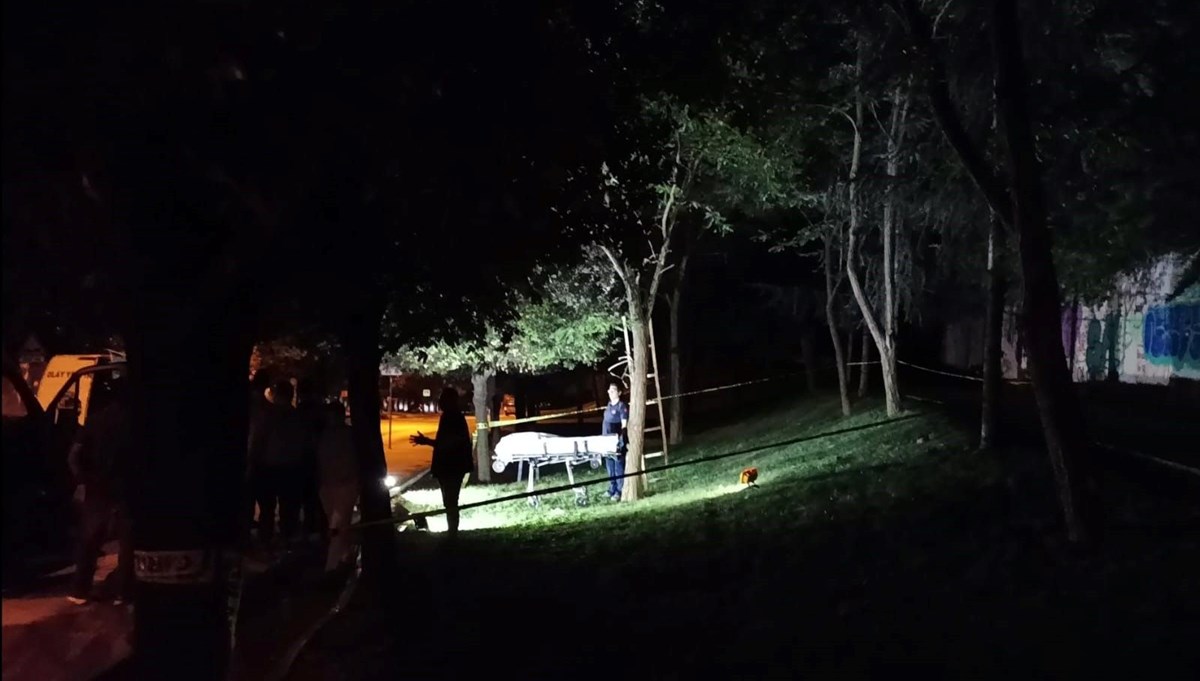 Yaşlı adam ağaca asılı halde ölü bulundu
