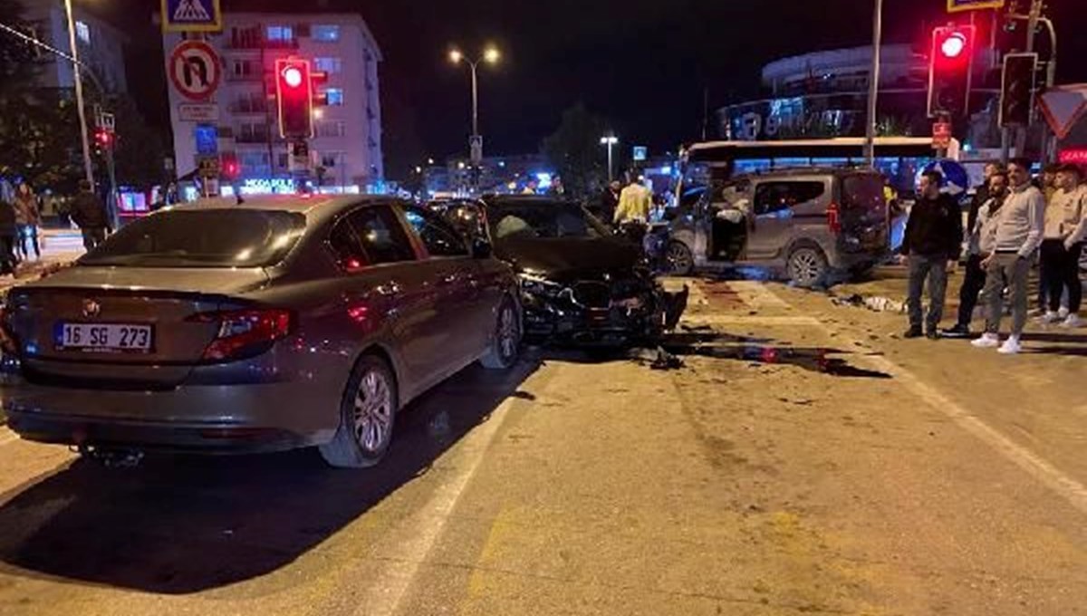 Kırmızı ışık ihlali kazaya neden oldu: 3 kişi yaralandı Kırmızı ışık ihlali kazaya neden oldu: 3 kişi yaralandı