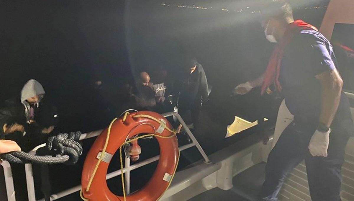 Çanakkale açıklarında sürüklenen göçmenler kurtarıldı Çanakkale açıklarında sürüklenen göçmenler kurtarıldı