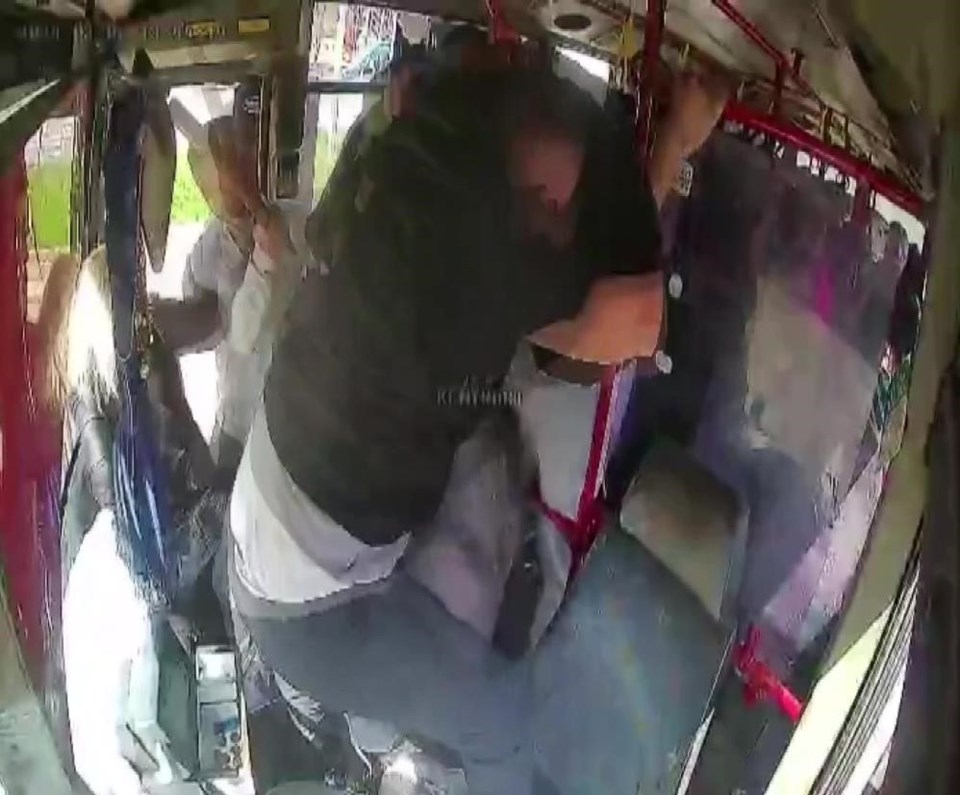 Otobüs şoförü ve muavinden yolcuya sopalı saldırı - 2