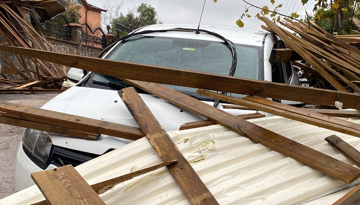 Kocaeli'de çatı uçtu: 6 otomobil hasar gördü Kocaeli'de çatı uçtu: 6 otomobil hasar gördü