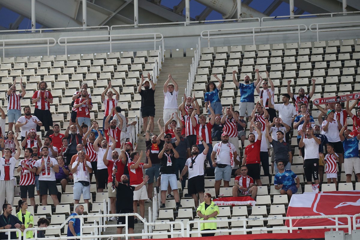 321 Samsunspor taraftarı tribünde kendilerine ayrılan yerde maçı izledi.