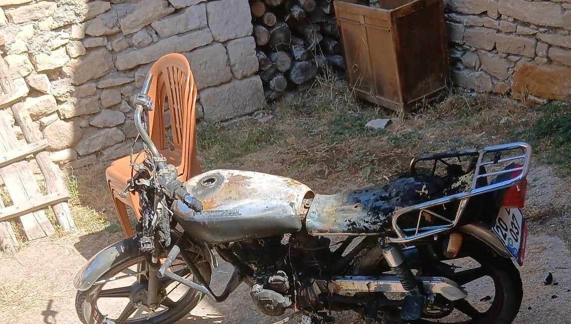 Evin bahçesindeki motosiklet kundaklandı