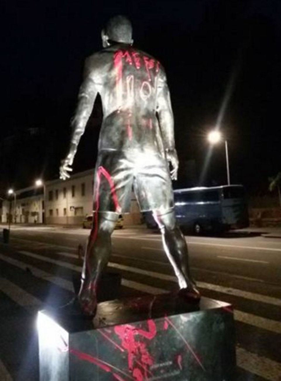 Ronaldo heykeline "Messi" saldırısı - 1