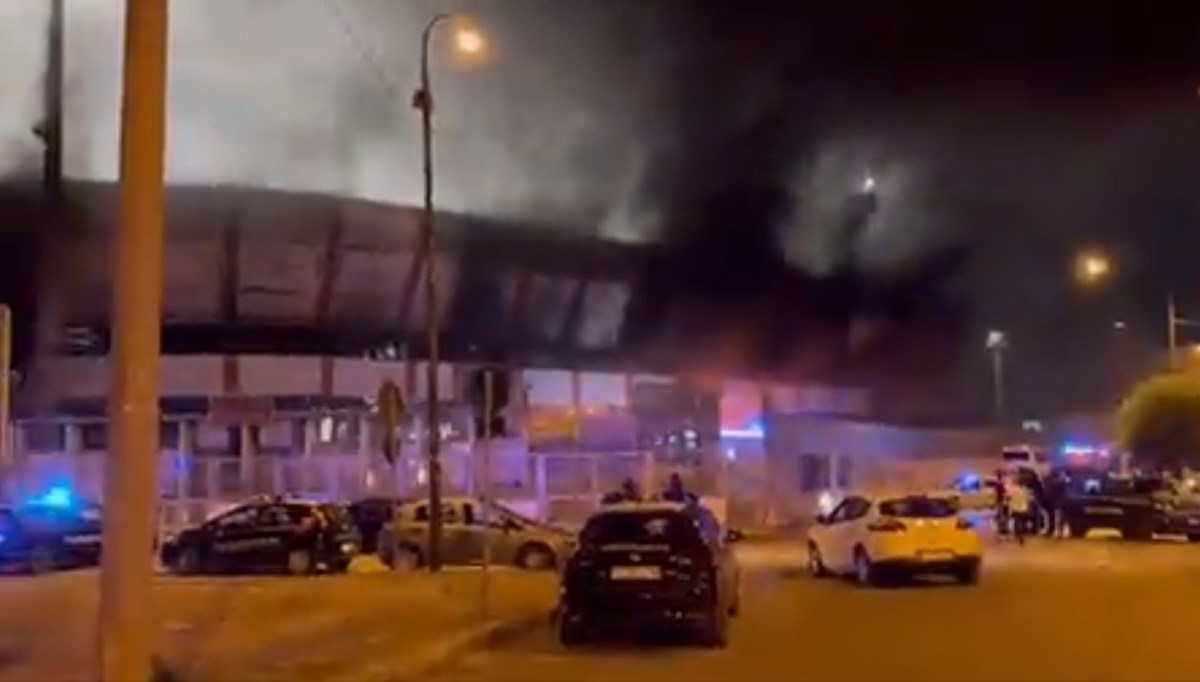 İtalya'da Foggia taraftarları derbi mağlubiyeti sonrası stadı yaktı İtalya'da Foggia taraftarları derbi mağlubiyeti sonrası stadı yaktı