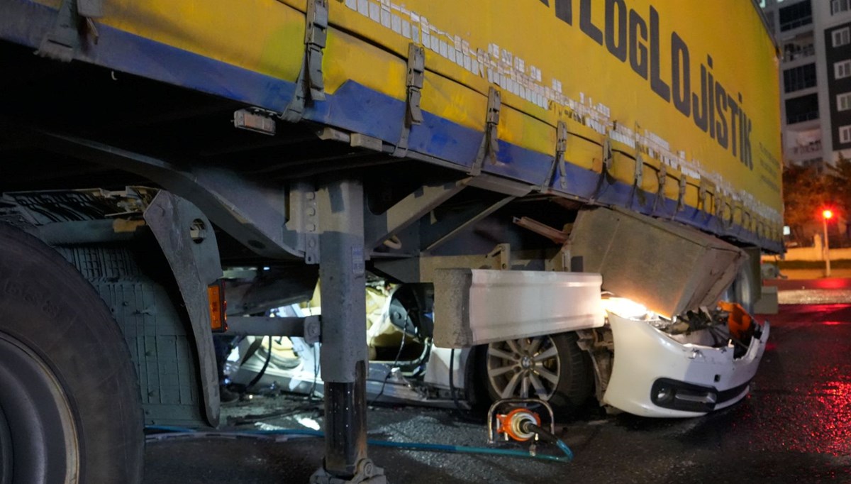 Esenyurt’ta feci kaza: TIR'ın altına giren otomobilden mucize kurtuluş Esenyurt’ta feci kaza: TIR'ın altına giren otomobilden mucize kurtuluş