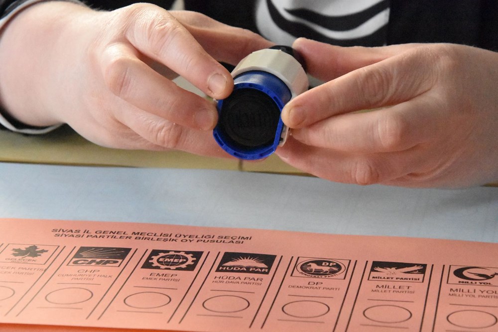 تركيا اليوم من فاز في المدن الكبرى؟ فاز حزب الشعب الجمهوري بـ 14 مقعدًا، بينما فاز حزب العدالة والتنمية بـ 12 من فاز في المدن الكبرى؟ فاز حزب الشعب الجمهوري بـ 14 مقعدًا، وفاز حزب العدالة والتنمية بـ 12 مدينة حضرية - 17