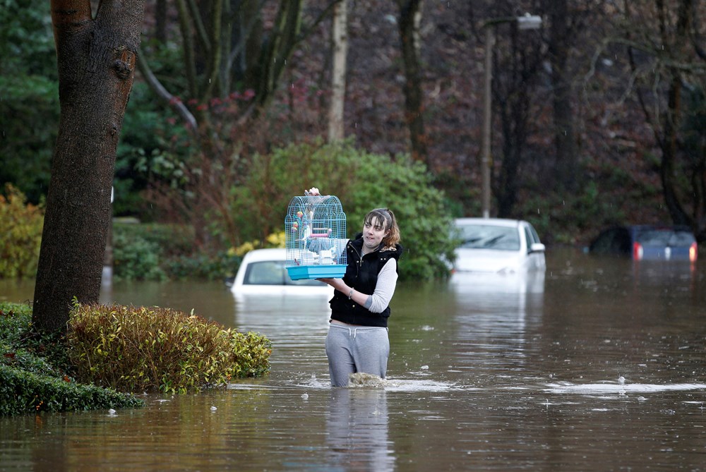 Приснилась большая вода. Девушки наводнение. Наводнение в Англии. Англия уходит под воду. Дождь в Англии.