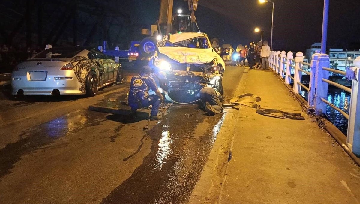 Kızgın sürücü aracıyla otomobile vurup köprüden nehre uçtu: 2 ölü