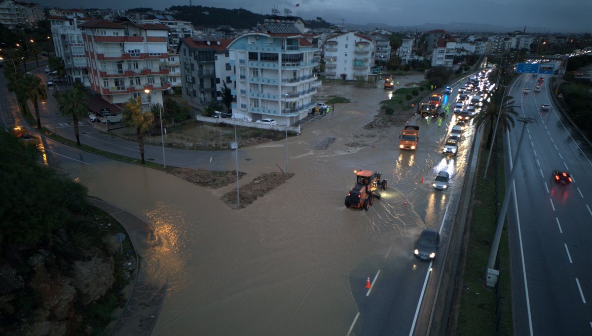 Manavgat'ta yoğun yağış etkili oldu, yollar göle döndü