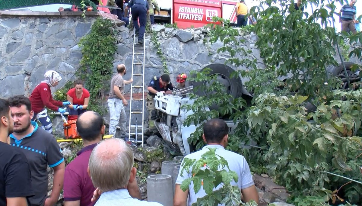 Virajı alamayan kamyonet 5 metre yüksekten uçtu