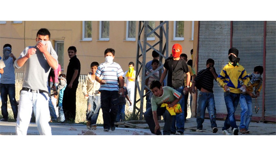 BDP mitingi sonrası polis taşlandı