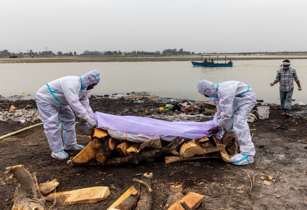 Hindistan’da Covid-19’dan öldüğü şüphenilen 71 kişinin cansız bedeni Ganj Nehri kıyılarına vurdu - 6