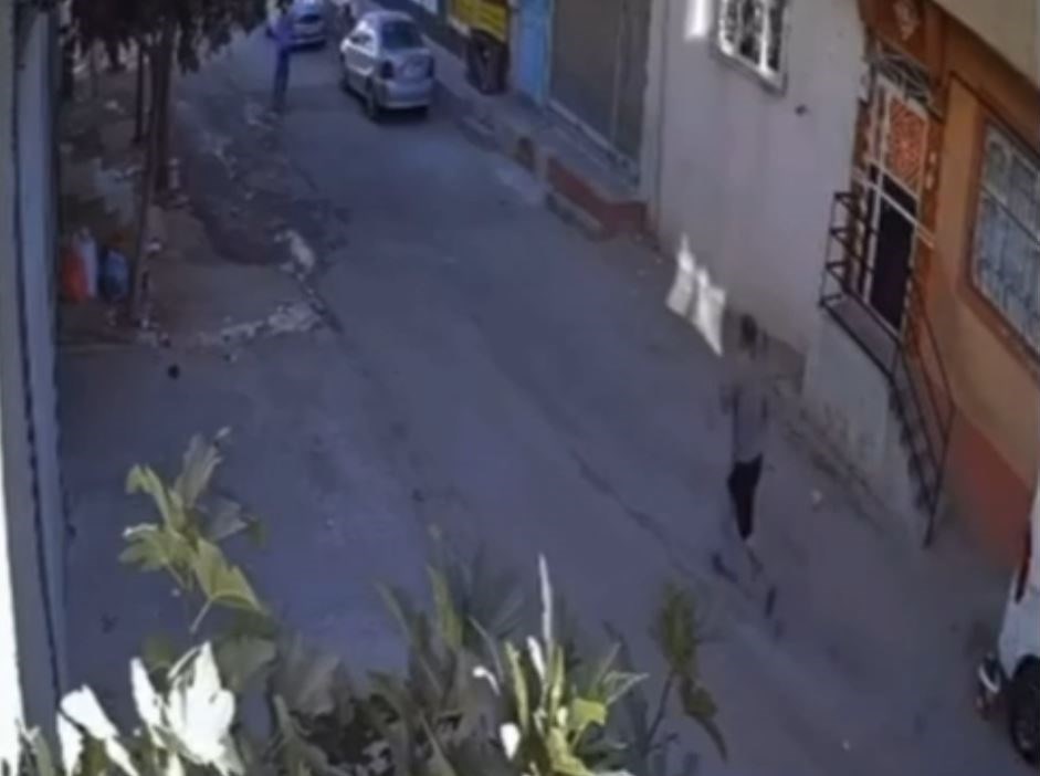 Olay anına ilişkin ortaya çıkan görüntülerde, çocuğu kaçırmak istediği belirtilen adamın mahallelinin durumu fark etmesiyle kaçtığı görülüyor.