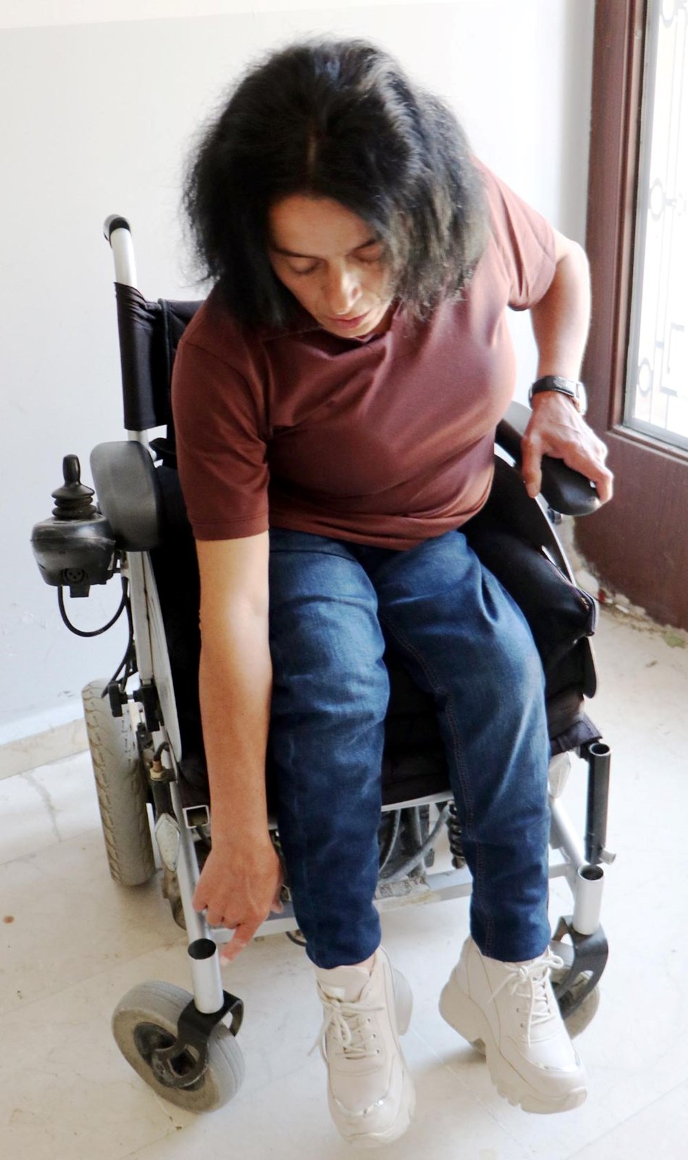 Tekerlekli sandalyedeki engelli kadına 5 erkek saldırdı! "Neden şikayet ettin" dediler, tekmeleyip sopayla vurdular - 3