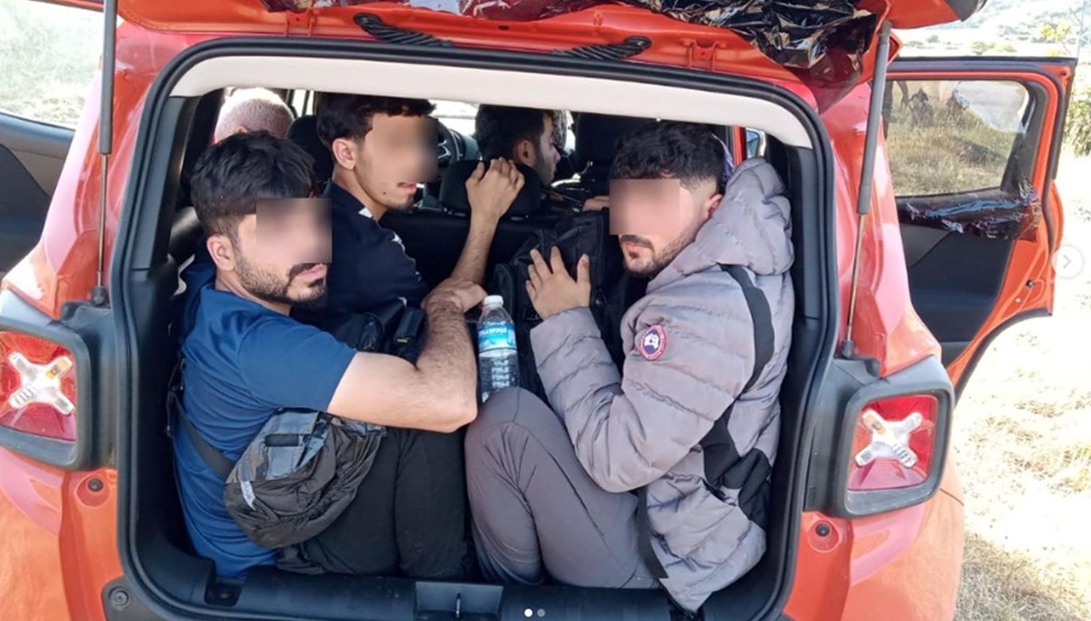Polisten kaçan araçtan 9 kaçak göçmen çıktı Polisten kaçan araçtan 9 kaçak göçmen çıktı