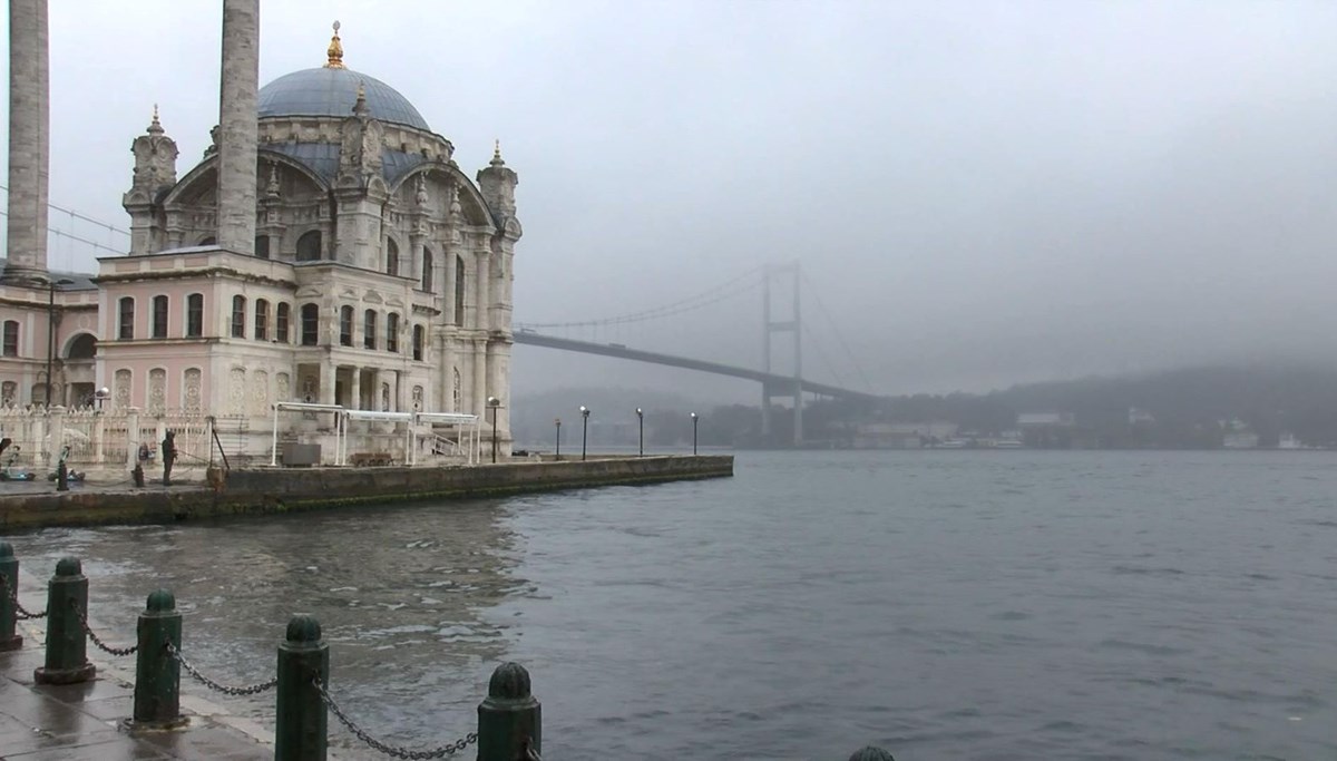 İstanbul güne sisle uyandı: Köprüler neredeyse kayboldu