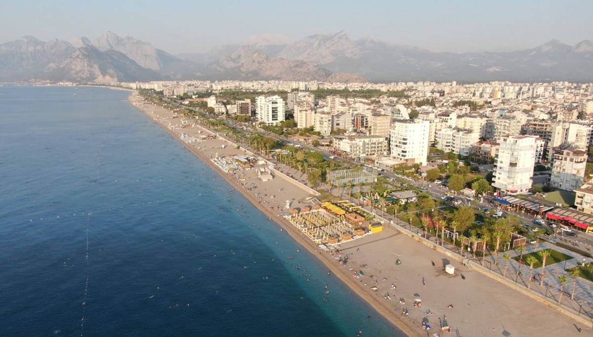 Dünyaca ünlü 'Konyaaltı Sahili' açık hava oteline döndü